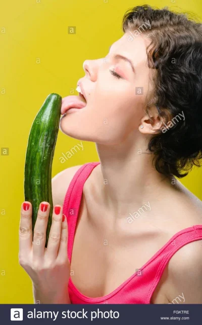 Женщина с огурцом