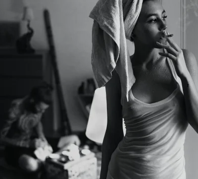 Женщина с полотенцем на голове