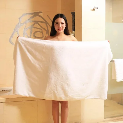 Девушка в одном полотенце