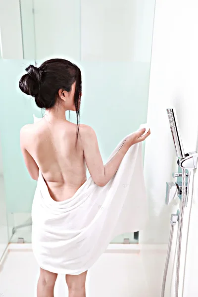 Девушка закрылась полотенцем