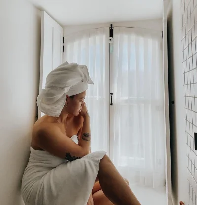 Девушка в профиль банном полотенце