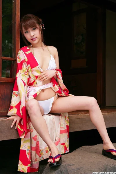 Японочка в кимоно без трусиков