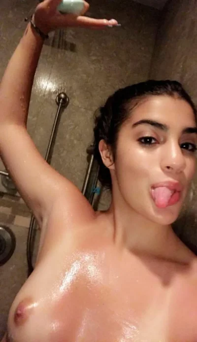 Голая брюнетка селфи