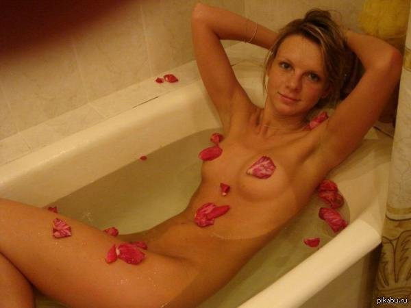 Голая девушка в ванной