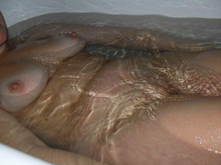 Голая киска в ванной домашнее