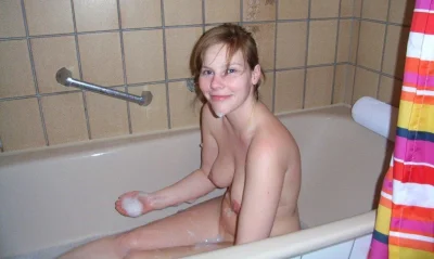 Маленькая голенькая в ванной частное