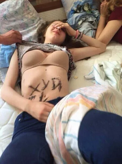 Раздетые девчонки на вписке