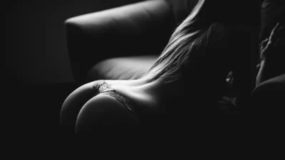 Девушка в белье раком