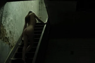 Девка голая депрессивная