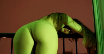 Зеленые попы голых женщин