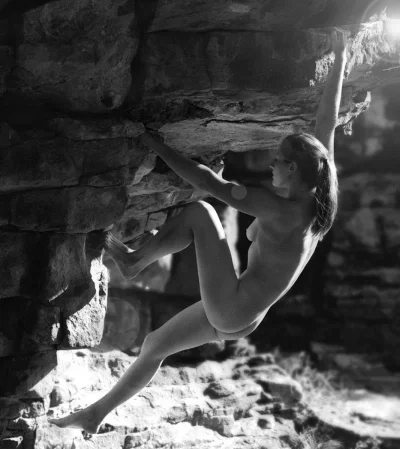 Голые скалолазы на скалах