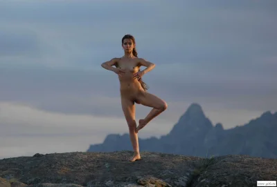 Медитация голышом девушки