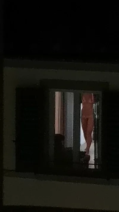 Голая в окне