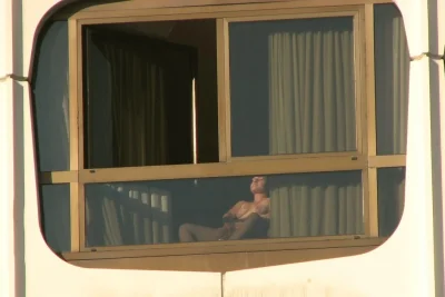Загорает на балконе голышом