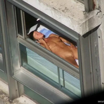 Подглядывание в окна за голыми