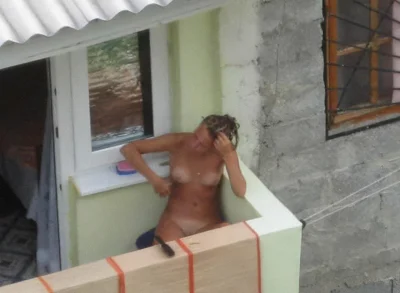 Голышом на балконе