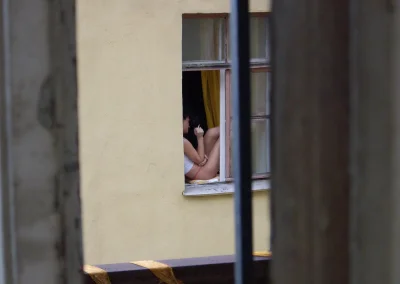 Голые женщины в окнах домов