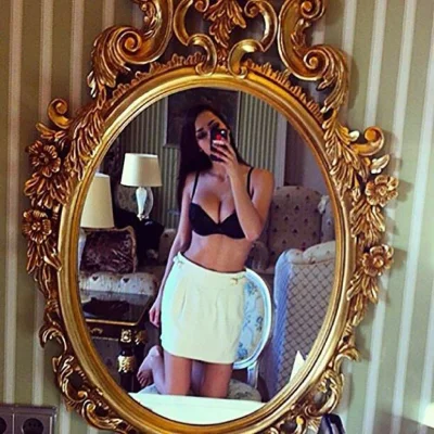 Девушка в зеркале
