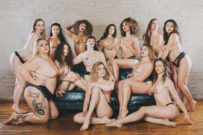 Группа голых женщин на заставку