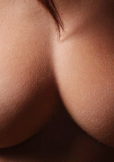 Гладкая грудь