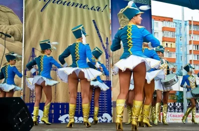 Барабанщицы в коротких юбках