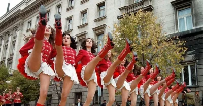 Девушки на параде