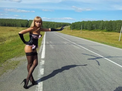 Девушка на трассе