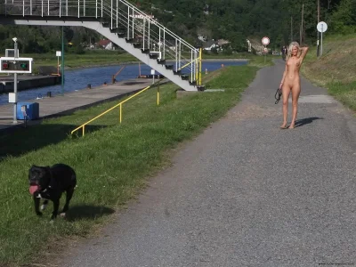 Эксгибиционистки на поводке