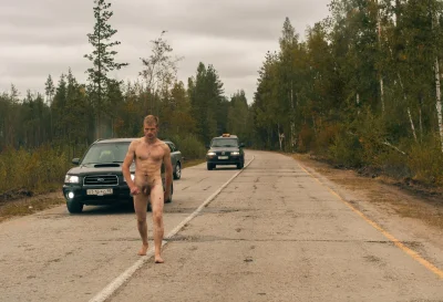 Голые мужчины в автомобиле