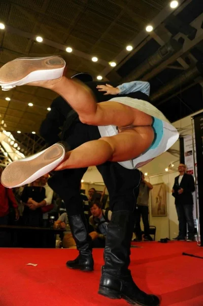 Под юбкой в танце