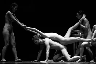 Голые женщины и мужчины танцуют