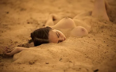 Девушка голышом в пустыне