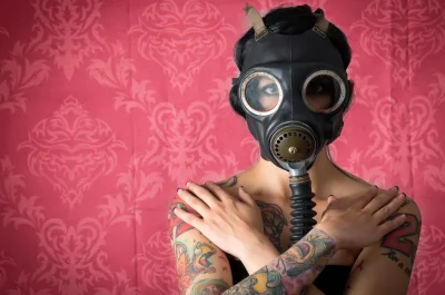 Девочка в противогазе