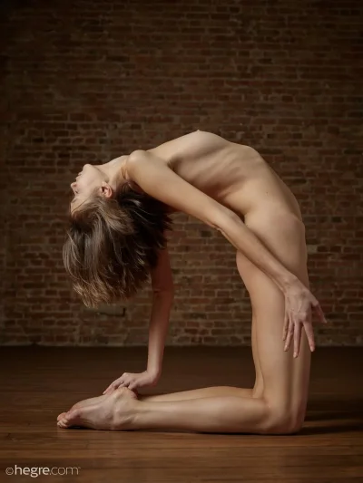 Голые школьницы занимаются йогой