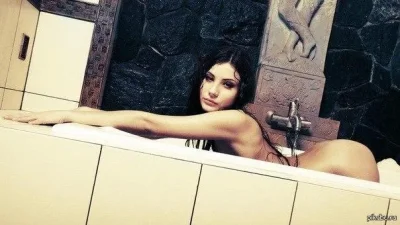 В ванне девушка