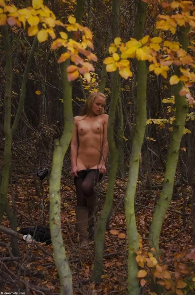 Голая фотосессия в осеннем лесу