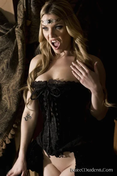 Красивая вампирша