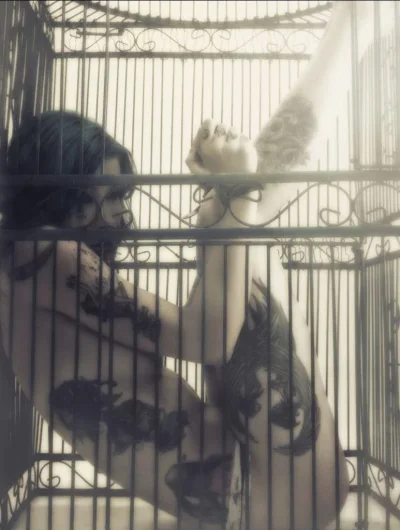 Связанные девушки в клетке