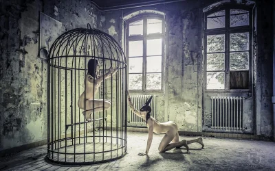 Девушка в клетке эротично