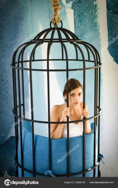 Женщина в клетке
