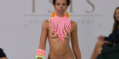 Голые фотомодели на подиуме