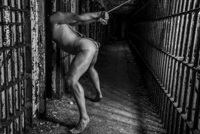 Красивый голый парень раб