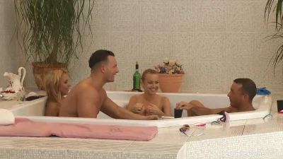 Голые подруги в джакузи