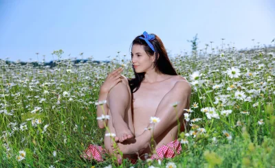 Ромашковое поле и девушка