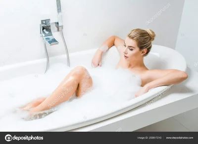 Красивая женщина в ванной