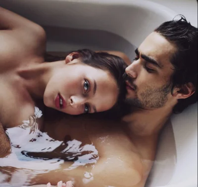 Мужчина и женщина в ванне