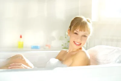 Девушка в ванной сток