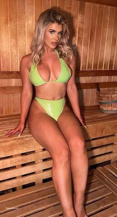 Сисястая в бикини сауна