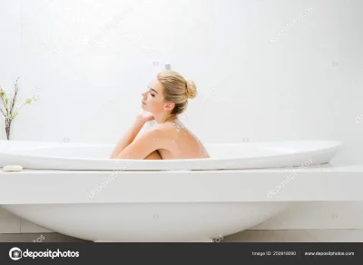 Блондинка в ванной комнате