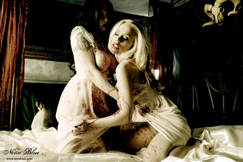 Девушки вампирши лесби